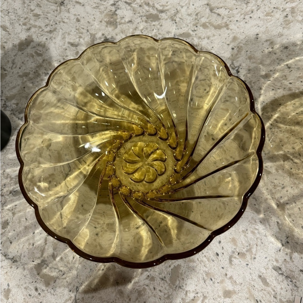VINTAGE 70’s~HAZEL ATLAS AMBER GLASS~SERVING SALAD BOWL~CAPRI SWIRL PATTERN~G22 - Picture 2 of 9